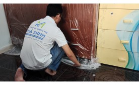 Màng nilon ngăn bụi hiệu quả khi cần sơn tường sửa nhà