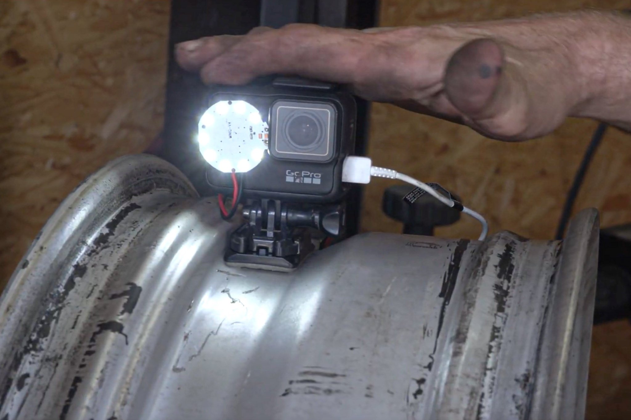 Gopro được gắn cùng với đèn LED, pin cấp nguồn, may mắn là chiều cao của lốp tạm đủ để gắn được bộ này.
