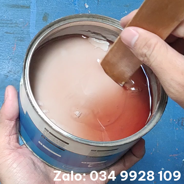Trộn đều matit với dầu trước khi sử dụng