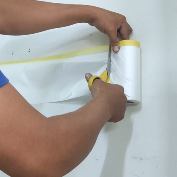 Dùng kéo cắt phần nilon ra