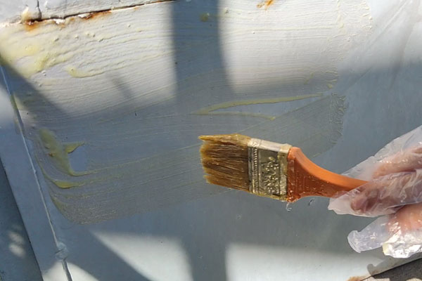 Quyét trực tiếp tẩy sơn lên bề mặt sắt