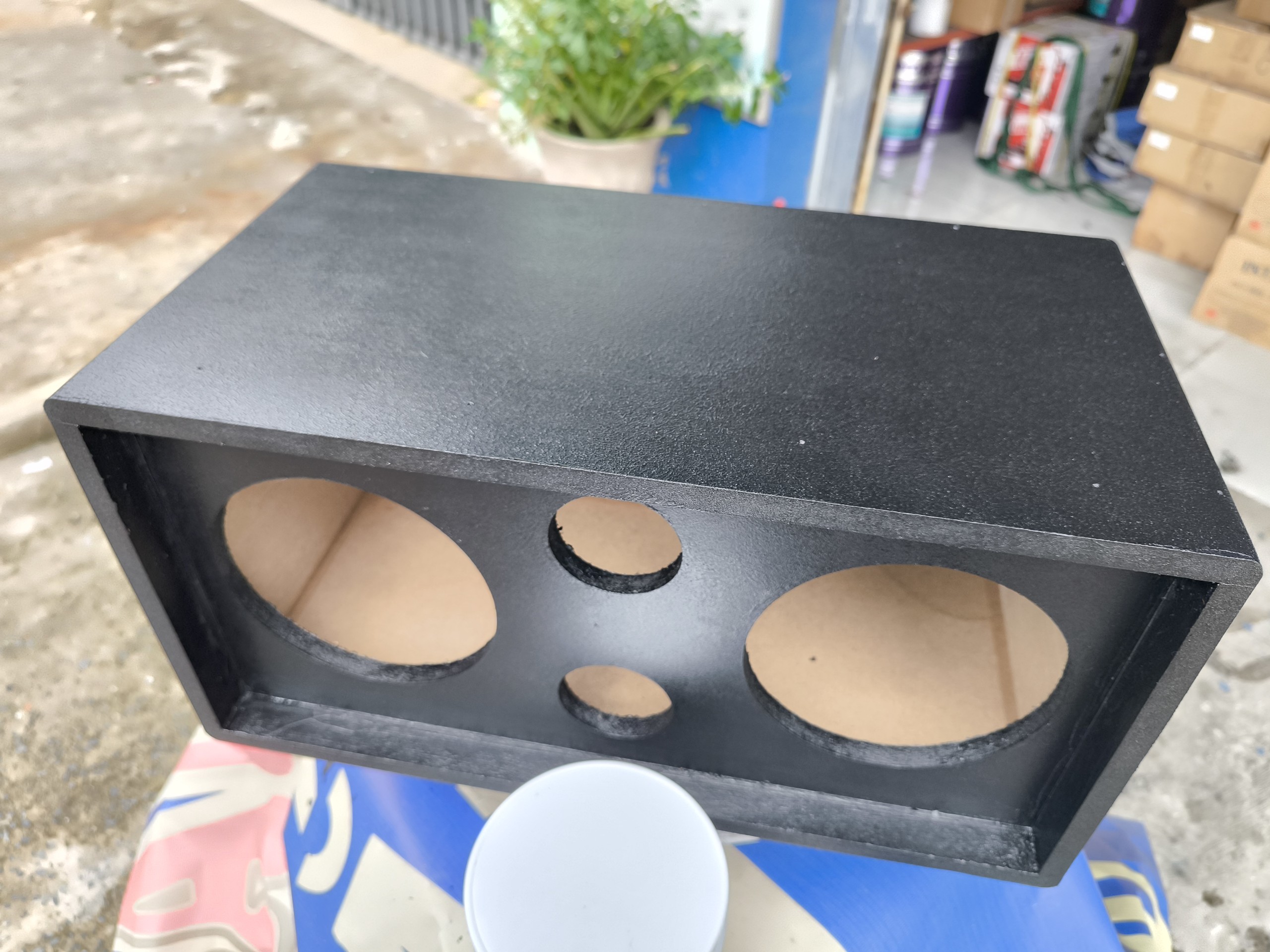 Sơn lăn tạo sần cho thùng loa P21-089