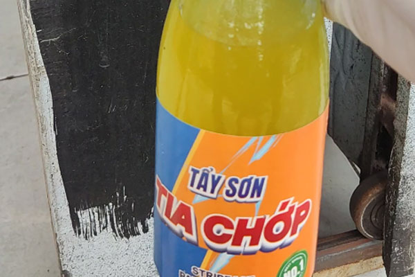 Sử dụng tẩy sơn Tia Chớp để tẩy lớp sơn cũ