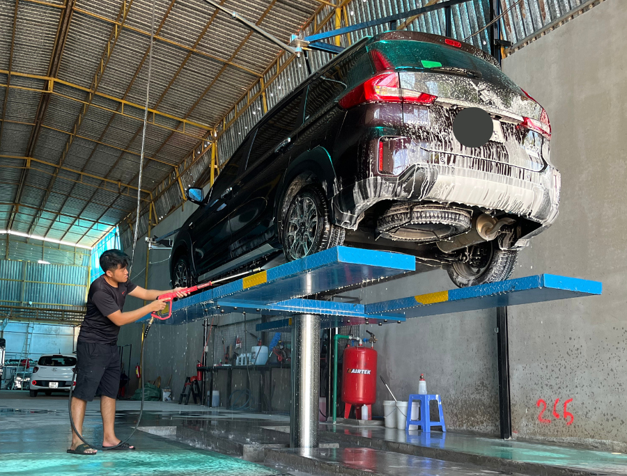 Vệ sinh sạch sẽ gầm xe